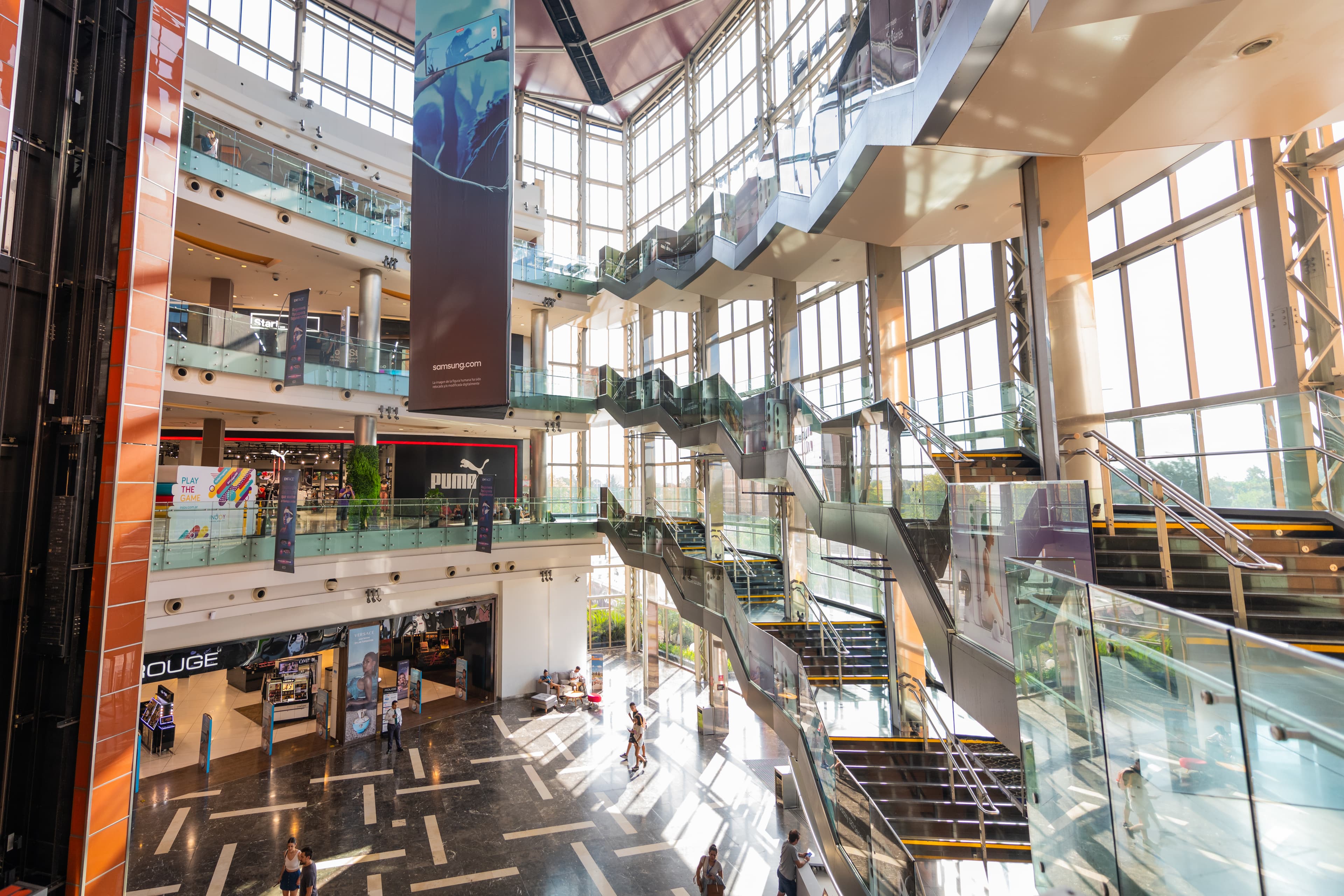 Interior de un shopping center